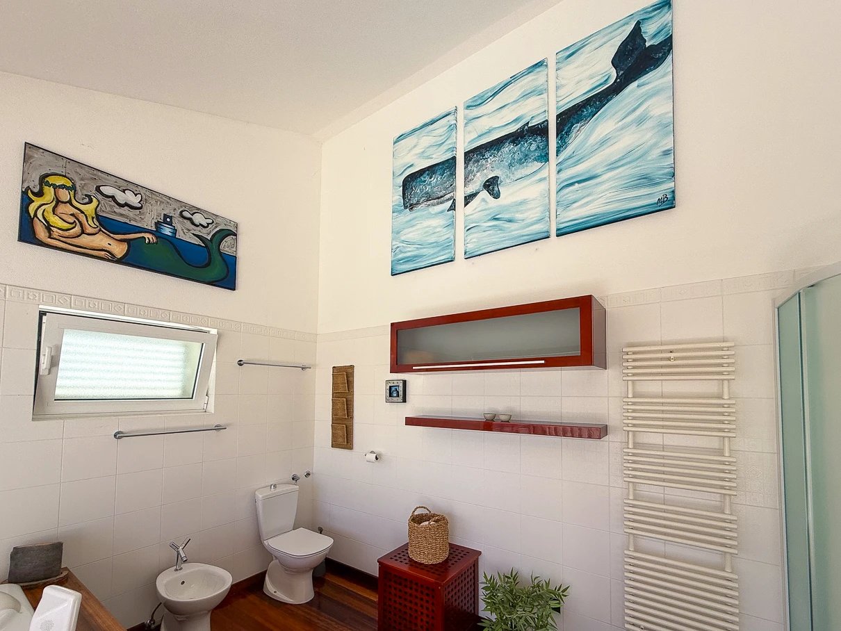 Master Bedroom with en-suite bathroom at Villa Aqua — photo 10