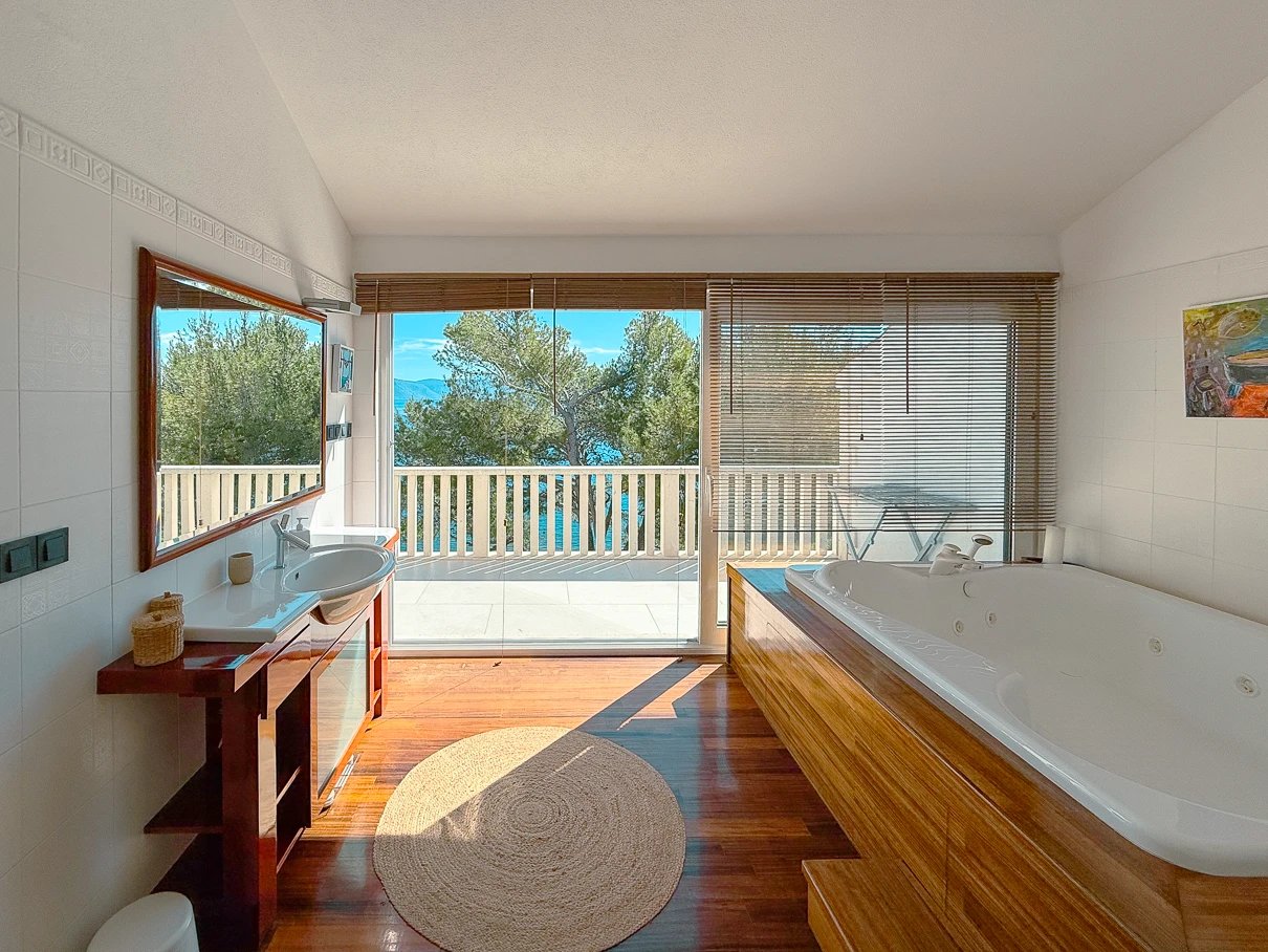 Master Bedroom with en-suite bathroom at Villa Aqua — photo 11