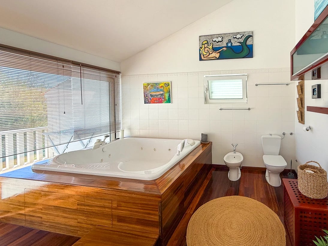 Master Bedroom with en-suite bathroom at Villa Aqua — photo 9