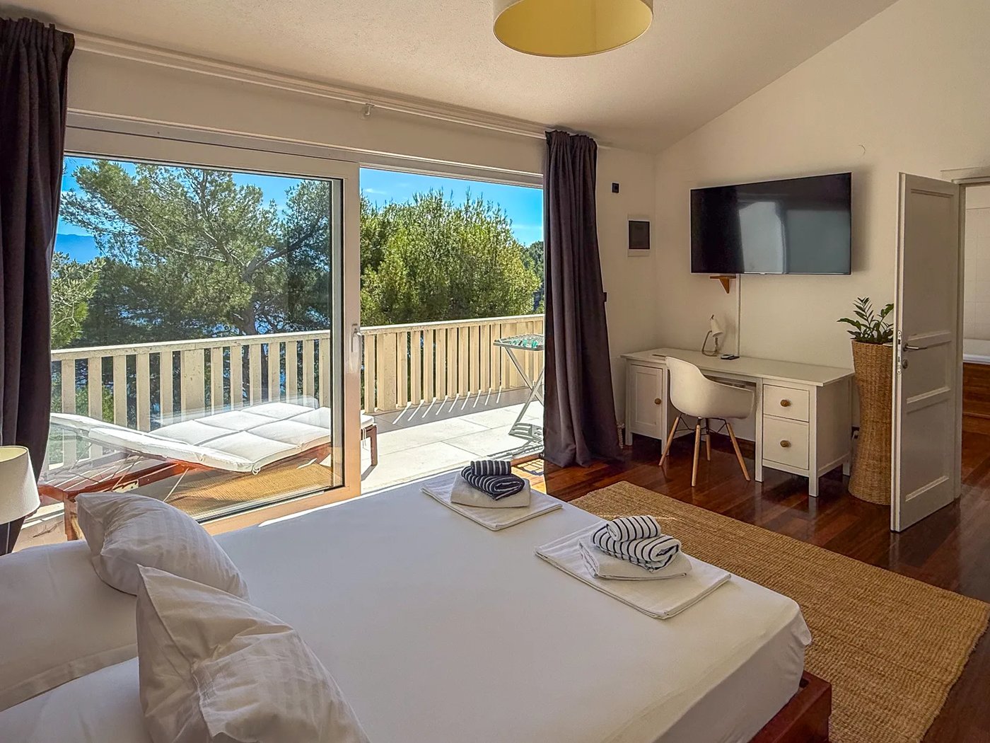 Master Bedroom with en-suite bathroom at Villa Aqua — photo 3