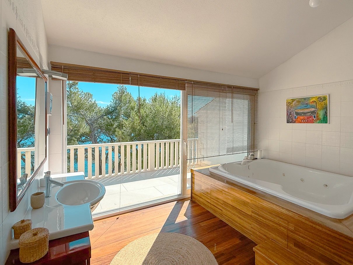 Master Bedroom with en-suite bathroom at Villa Aqua — photo 13