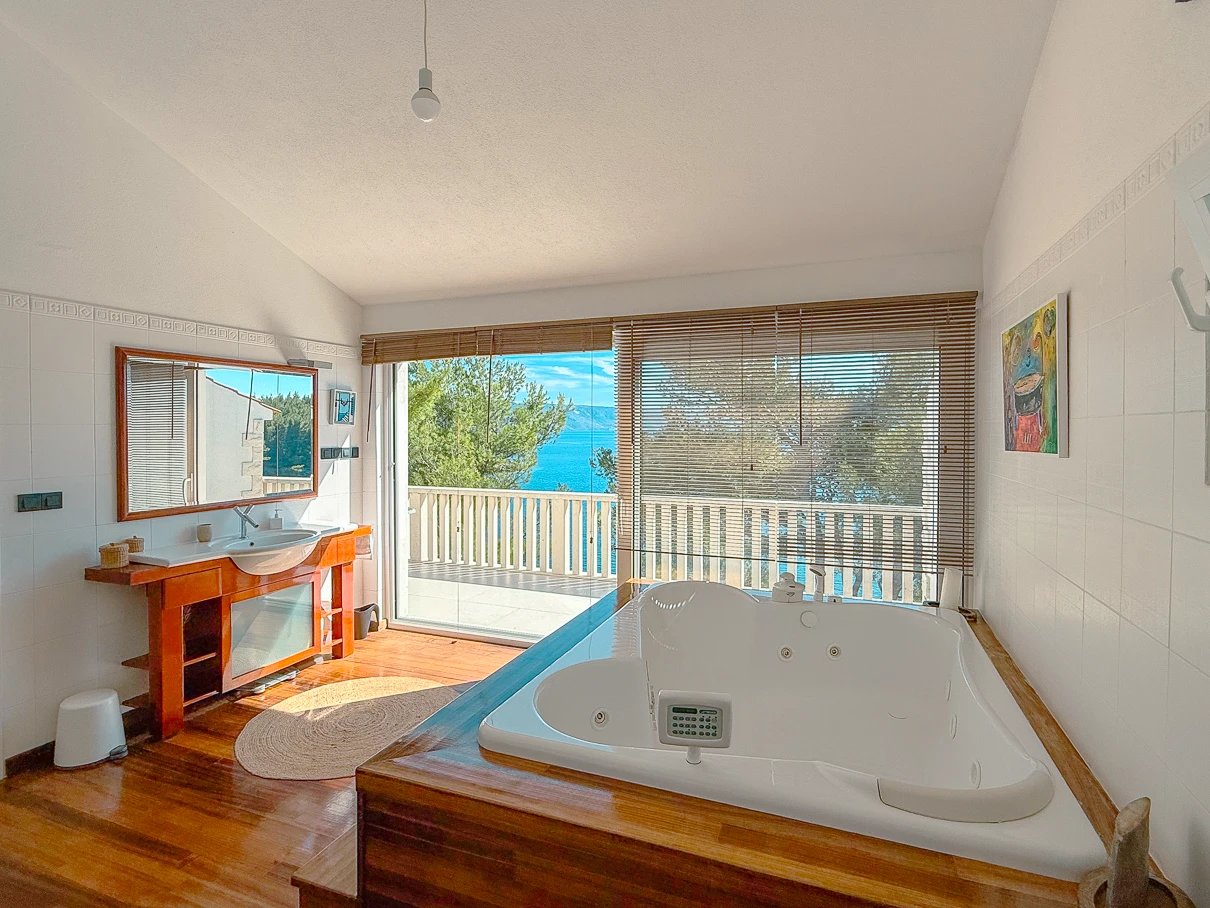 Master Bedroom with en-suite bathroom at Villa Aqua — photo 12